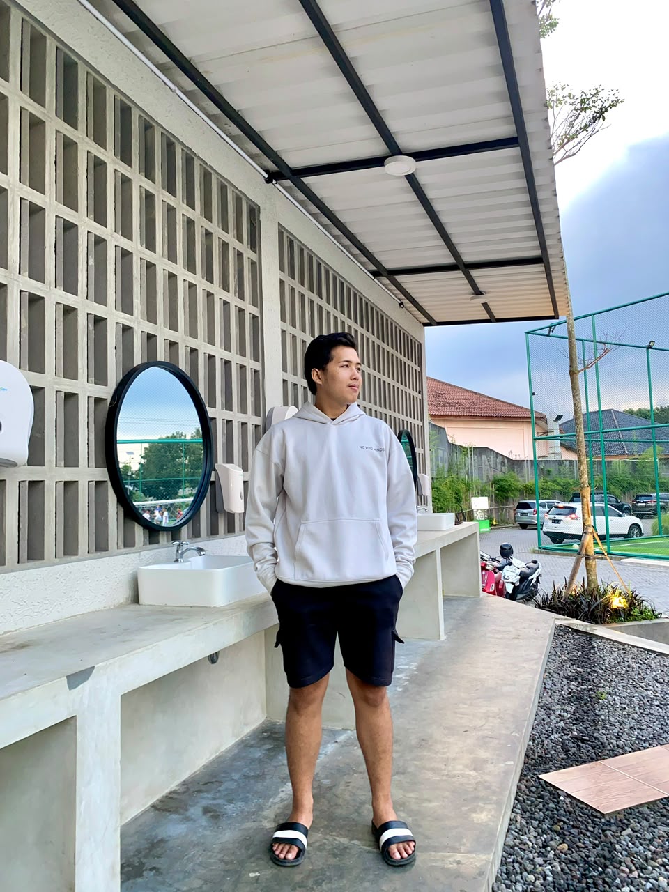 Reyhan Alfandi Arya Putra berdiri di area kampus